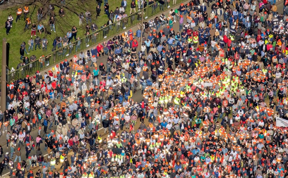 Luftbild Duisburg - Teilnehmer einer Demonstration zum Stahlaktionstag der IG Metall vor der Thyssen-Krupp Steel-Zentrale in Duisburg-Bruckhause in Duisburg im Bundesland Nordrhein-Westfalen