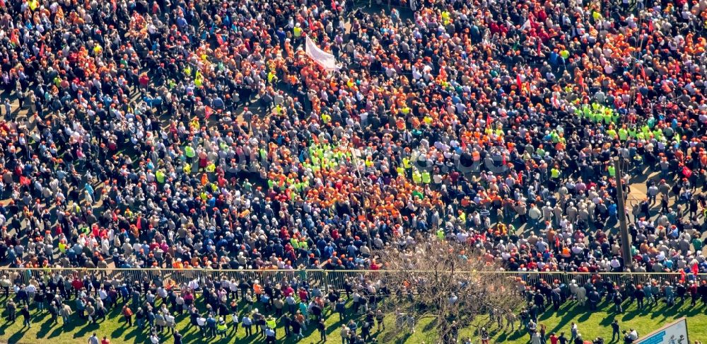 Duisburg von oben - Teilnehmer einer Demonstration zum Stahlaktionstag der IG Metall vor der Thyssen-Krupp Steel-Zentrale in Duisburg-Bruckhause in Duisburg im Bundesland Nordrhein-Westfalen