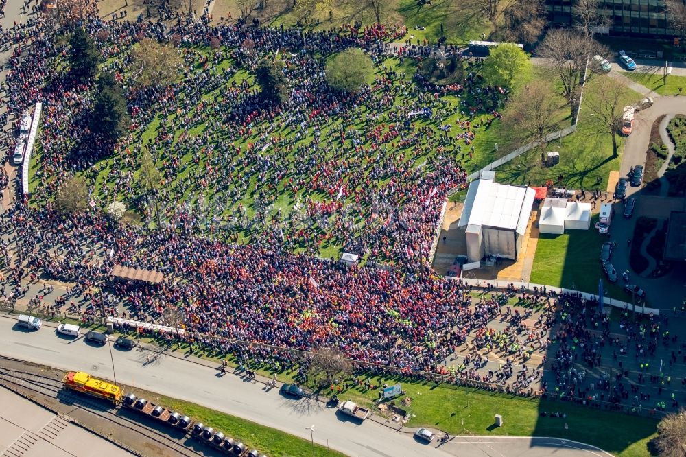 Duisburg aus der Vogelperspektive: Teilnehmer einer Demonstration zum Stahlaktionstag der IG Metall vor der Thyssen-Krupp Steel-Zentrale in Duisburg-Bruckhause in Duisburg im Bundesland Nordrhein-Westfalen