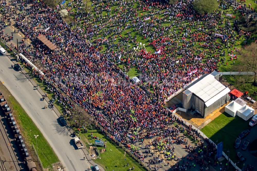 Duisburg von oben - Teilnehmer einer Demonstration zum Stahlaktionstag der IG Metall vor der Thyssen-Krupp Steel-Zentrale in Duisburg-Bruckhause in Duisburg im Bundesland Nordrhein-Westfalen