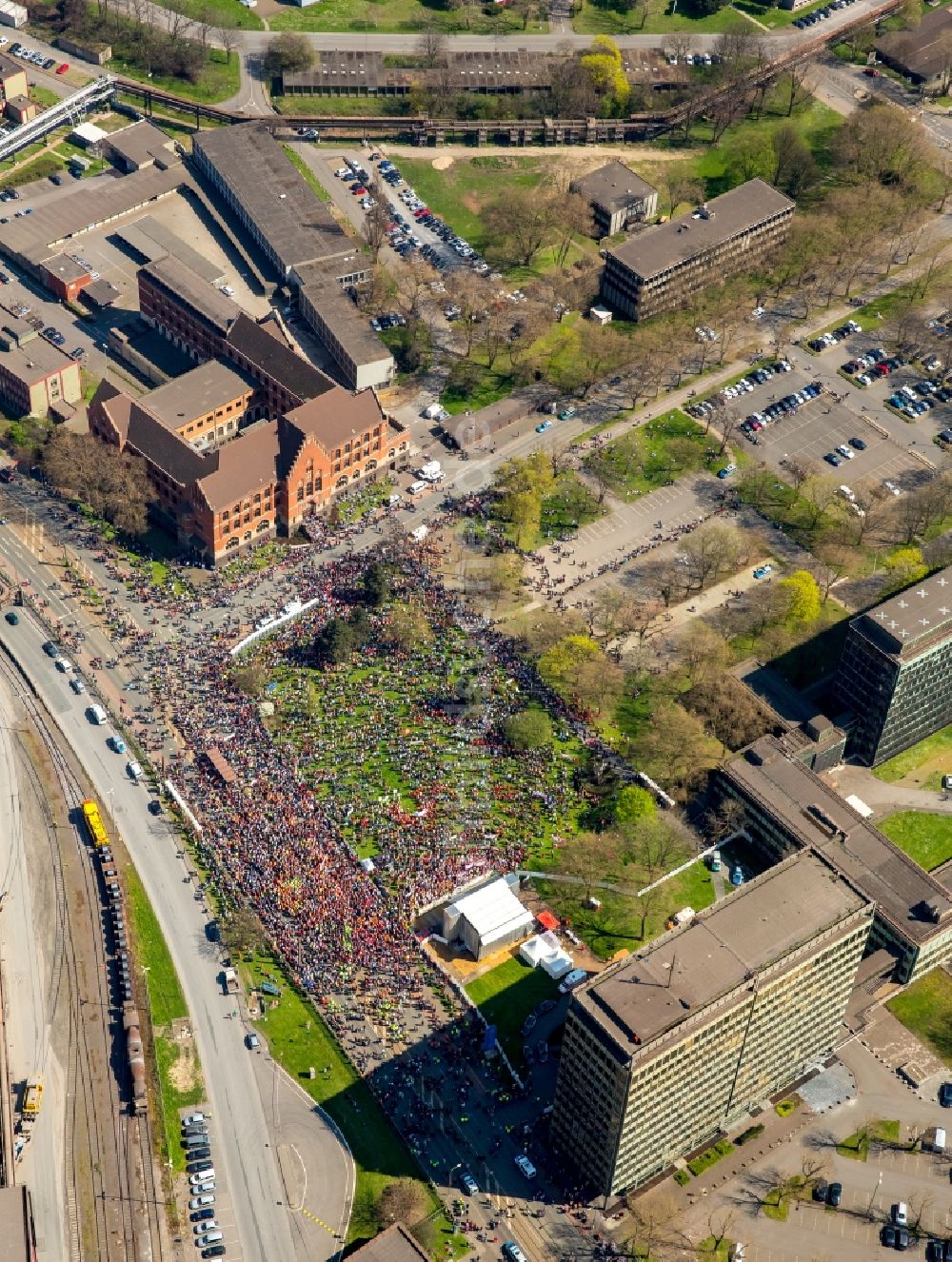 Duisburg aus der Vogelperspektive: Teilnehmer einer Demonstration zum Stahlaktionstag der IG Metall vor der Thyssen-Krupp Steel-Zentrale in Duisburg-Bruckhause in Duisburg im Bundesland Nordrhein-Westfalen