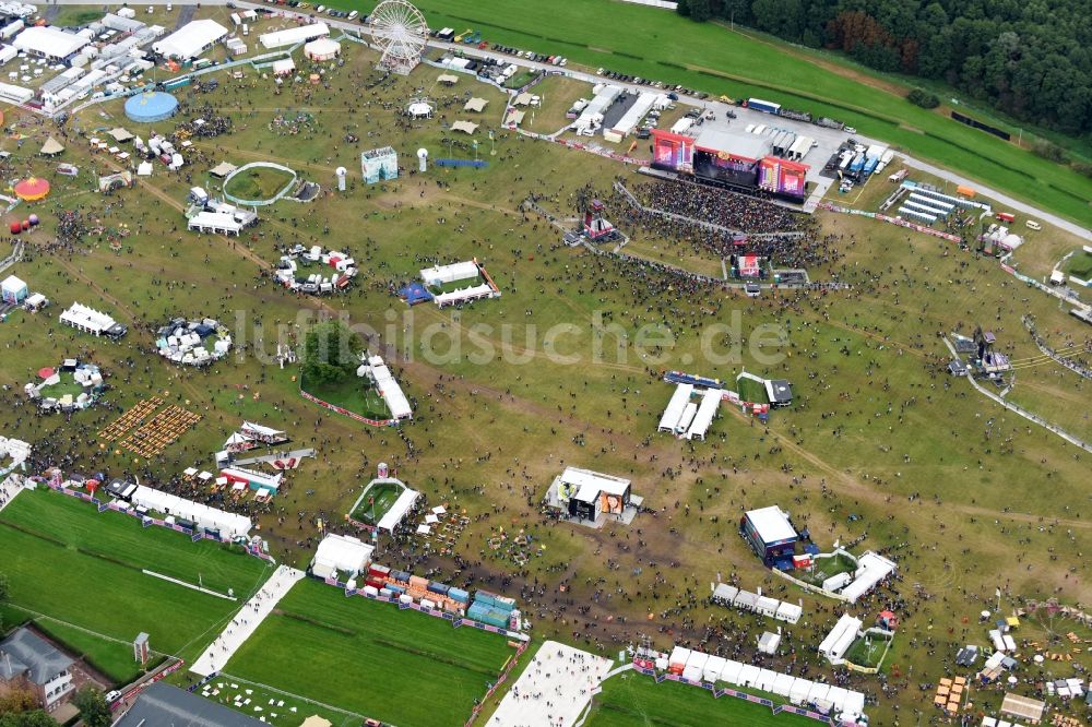 Luftbild Hoppegarten - Teilnehmer des Musikfestival Lollapalooza an der Rennstrecke der Rennbahn in Hoppegarten im Bundesland Brandenburg, Deutschland