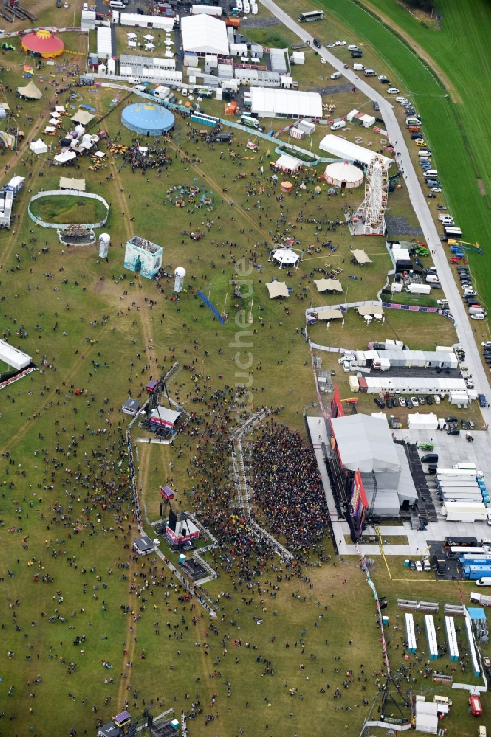 Hoppegarten von oben - Teilnehmer des Musikfestival Lollapalooza an der Rennstrecke der Rennbahn in Hoppegarten im Bundesland Brandenburg, Deutschland