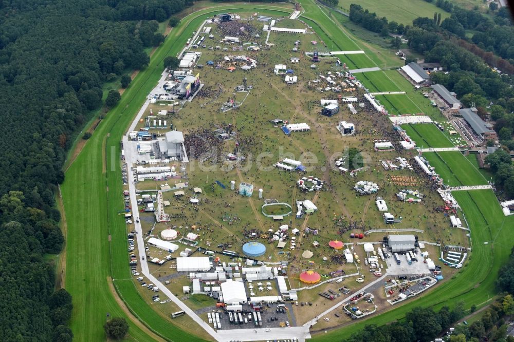 Hoppegarten von oben - Teilnehmer des Musikfestival Lollapalooza an der Rennstrecke der Rennbahn in Hoppegarten im Bundesland Brandenburg, Deutschland