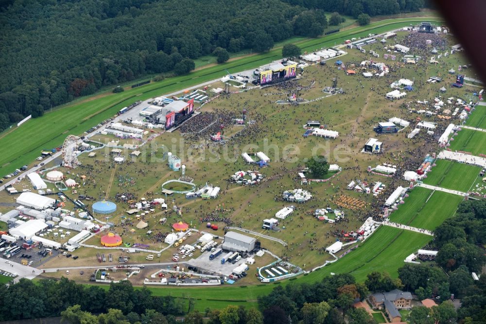 Luftbild Hoppegarten - Teilnehmer des Musikfestival Lollapalooza an der Rennstrecke der Rennbahn in Hoppegarten im Bundesland Brandenburg, Deutschland