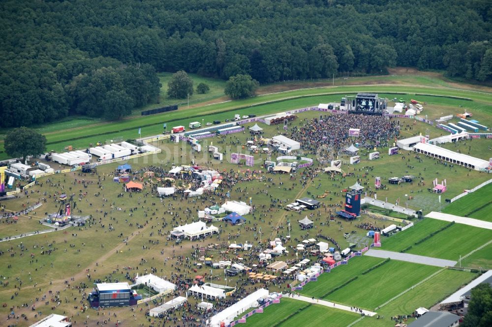 Luftaufnahme Hoppegarten - Teilnehmer des Musikfestival Lollapalooza an der Rennstrecke der Rennbahn in Hoppegarten im Bundesland Brandenburg, Deutschland