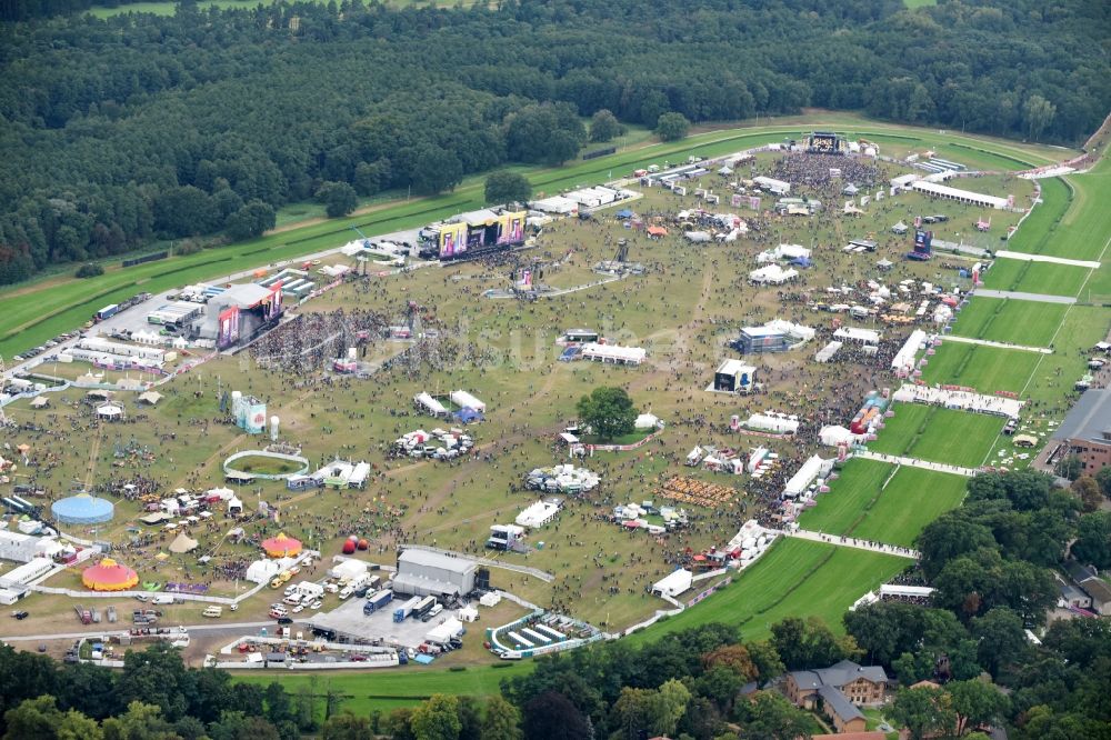 Hoppegarten aus der Vogelperspektive: Teilnehmer des Musikfestival Lollapalooza an der Rennstrecke der Rennbahn in Hoppegarten im Bundesland Brandenburg, Deutschland