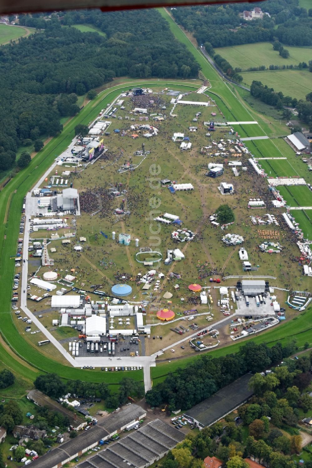 Luftbild Hoppegarten - Teilnehmer des Musikfestival Lollapalooza an der Rennstrecke der Rennbahn in Hoppegarten im Bundesland Brandenburg, Deutschland