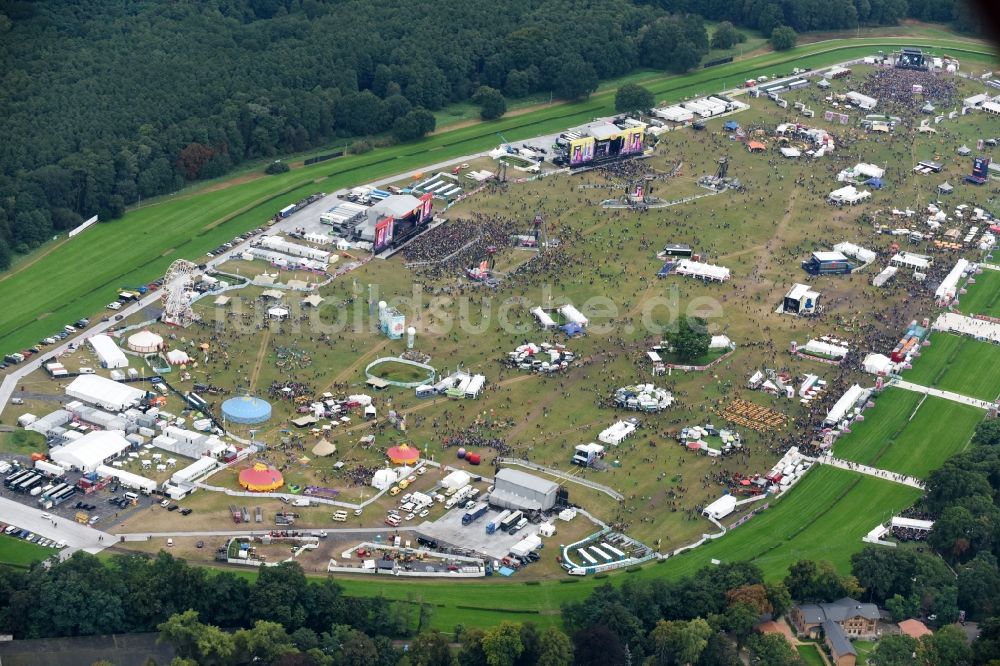 Luftaufnahme Hoppegarten - Teilnehmer des Musikfestival Lollapalooza an der Rennstrecke der Rennbahn in Hoppegarten im Bundesland Brandenburg, Deutschland