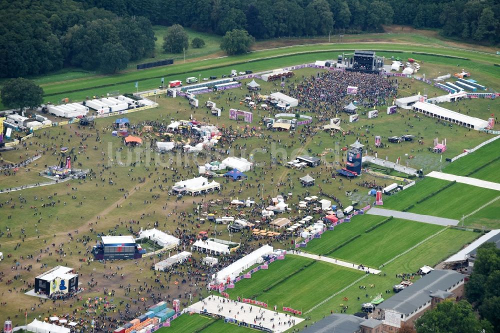 Hoppegarten von oben - Teilnehmer des Musikfestival Lollapalooza an der Rennstrecke der Rennbahn in Hoppegarten im Bundesland Brandenburg, Deutschland