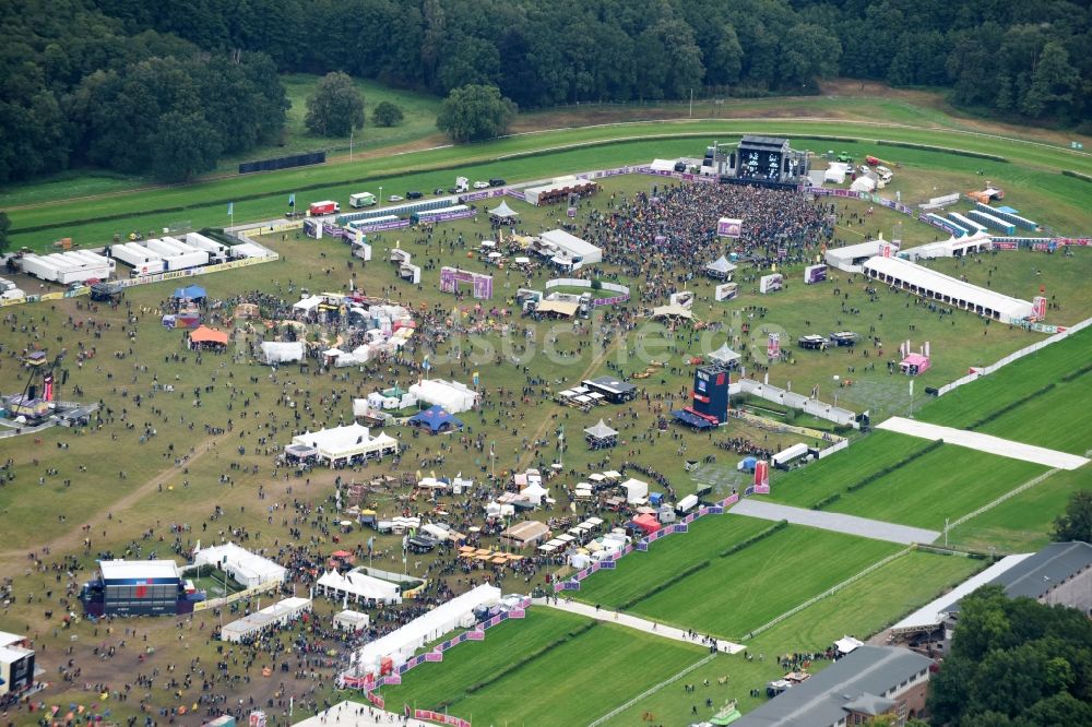 Hoppegarten aus der Vogelperspektive: Teilnehmer des Musikfestival Lollapalooza an der Rennstrecke der Rennbahn in Hoppegarten im Bundesland Brandenburg, Deutschland