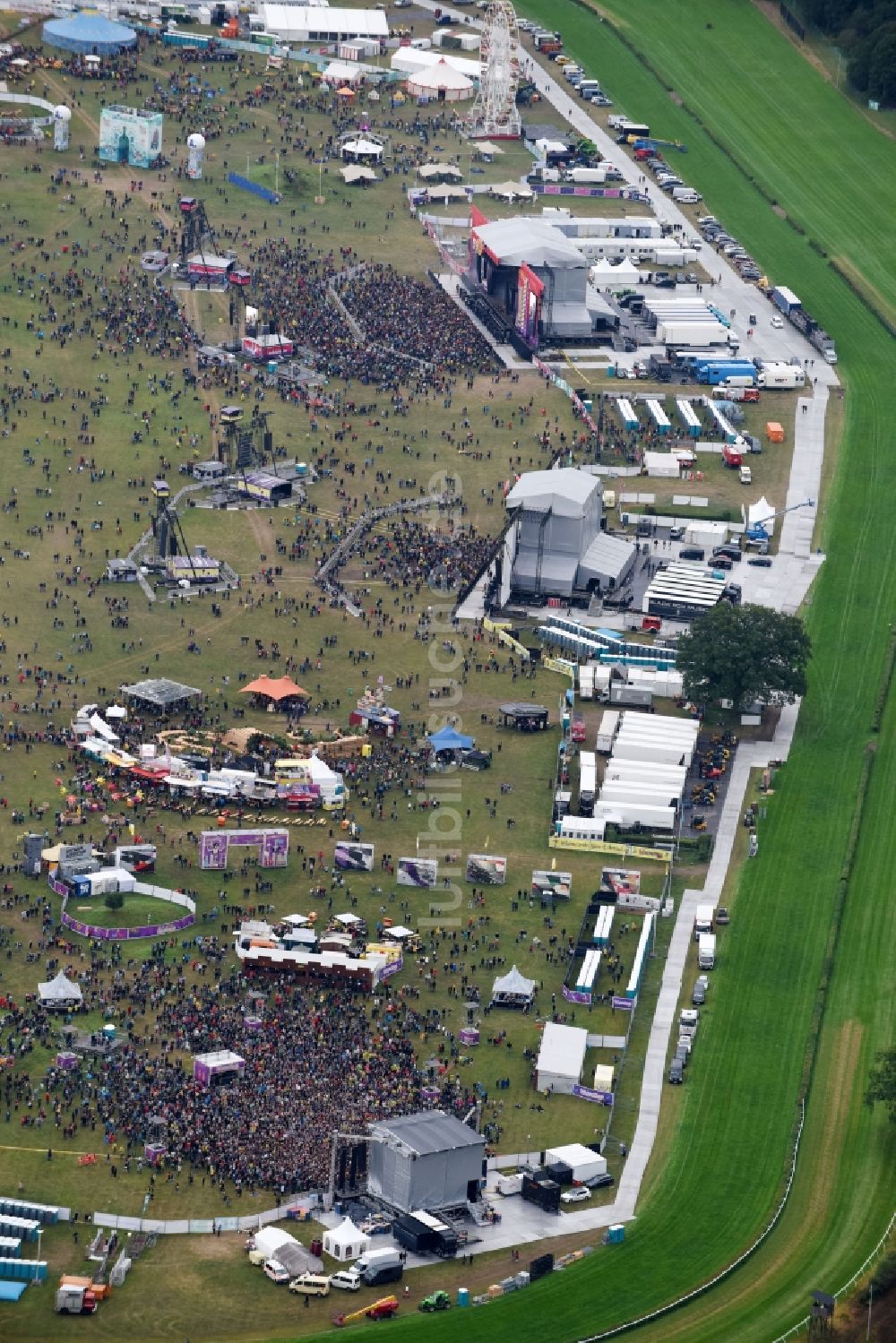 Hoppegarten von oben - Teilnehmer des Musikfestival Lollapalooza an der Rennstrecke der Rennbahn in Hoppegarten im Bundesland Brandenburg, Deutschland