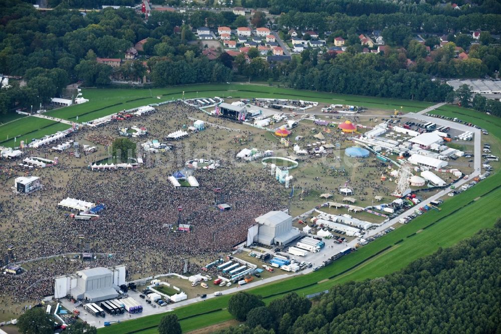 Luftbild Hoppegarten - Teilnehmer des Musikfestival Lollapalooza an der Rennstrecke der Rennbahn in Hoppegarten im Bundesland Brandenburg, Deutschland