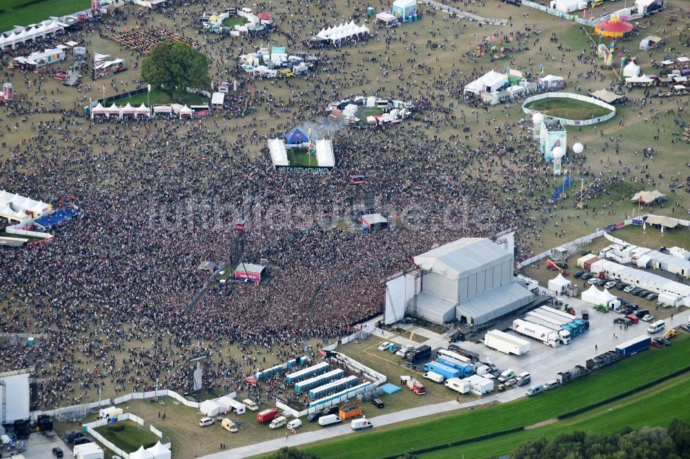 Luftaufnahme Hoppegarten - Teilnehmer des Musikfestival Lollapalooza an der Rennstrecke der Rennbahn in Hoppegarten im Bundesland Brandenburg, Deutschland