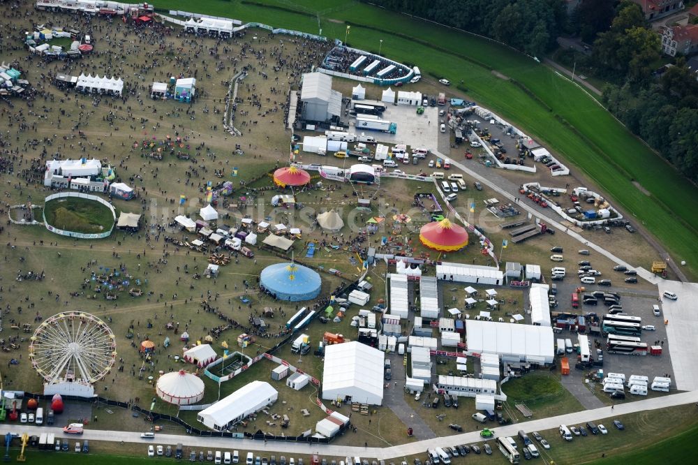 Hoppegarten aus der Vogelperspektive: Teilnehmer des Musikfestival Lollapalooza an der Rennstrecke der Rennbahn in Hoppegarten im Bundesland Brandenburg, Deutschland