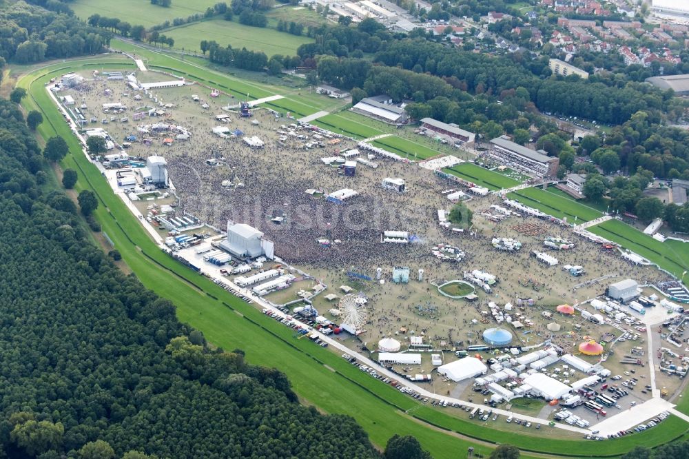 Hoppegarten von oben - Teilnehmer des Musikfestival Lollapalooza an der Rennstrecke der Rennbahn in Hoppegarten im Bundesland Brandenburg, Deutschland