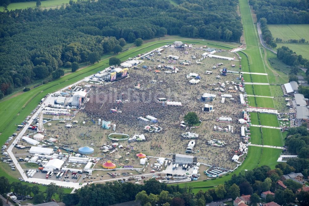 Luftaufnahme Hoppegarten - Teilnehmer des Musikfestival Lollapalooza an der Rennstrecke der Rennbahn in Hoppegarten im Bundesland Brandenburg, Deutschland