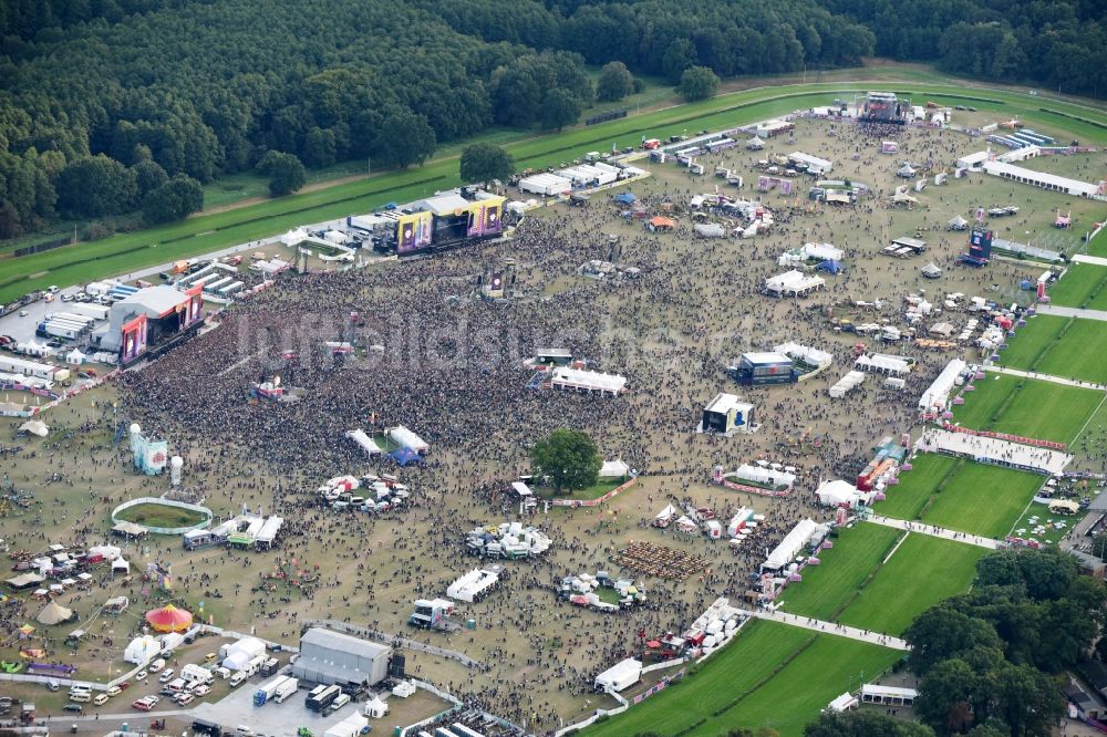 Hoppegarten aus der Vogelperspektive: Teilnehmer des Musikfestival Lollapalooza an der Rennstrecke der Rennbahn in Hoppegarten im Bundesland Brandenburg, Deutschland