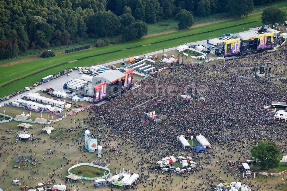 Luftbild Hoppegarten - Teilnehmer des Musikfestival Lollapalooza an der Rennstrecke der Rennbahn in Hoppegarten im Bundesland Brandenburg, Deutschland