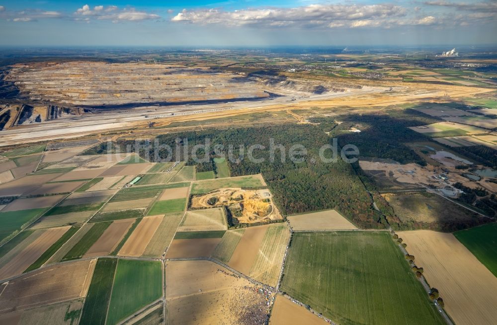 Hambach von oben - Teilnehmer einer politischen Protest- Demonstration gegen die Rodung des Waldstückes Hambacher Forst in Hambach im Bundesland Nordrhein-Westfalen, Deutschland