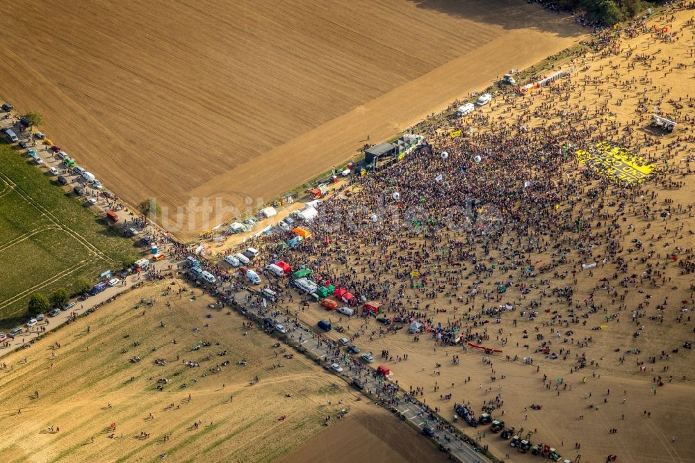 Hambach aus der Vogelperspektive: Teilnehmer einer politischen Protest- Demonstration gegen die Rodung des Waldstückes Hambacher Forst in Hambach im Bundesland Nordrhein-Westfalen, Deutschland