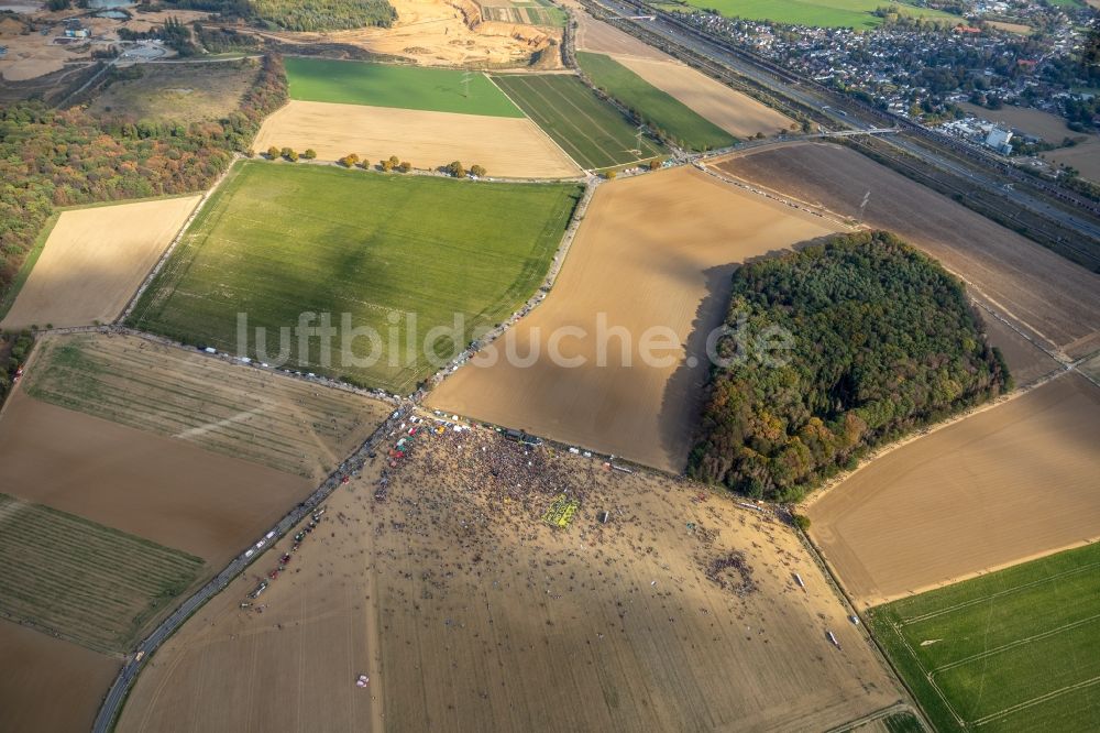 Luftbild Hambach - Teilnehmer einer politischen Protest- Demonstration gegen die Rodung des Waldstückes Hambacher Forst in Hambach im Bundesland Nordrhein-Westfalen, Deutschland