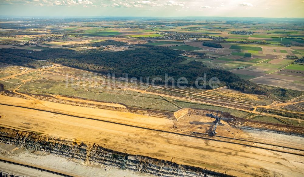 Hambach aus der Vogelperspektive: Teilnehmer einer politischen Protest- Demonstration gegen die Rodung des Waldstückes Hambacher Forst in Hambach im Bundesland Nordrhein-Westfalen, Deutschland