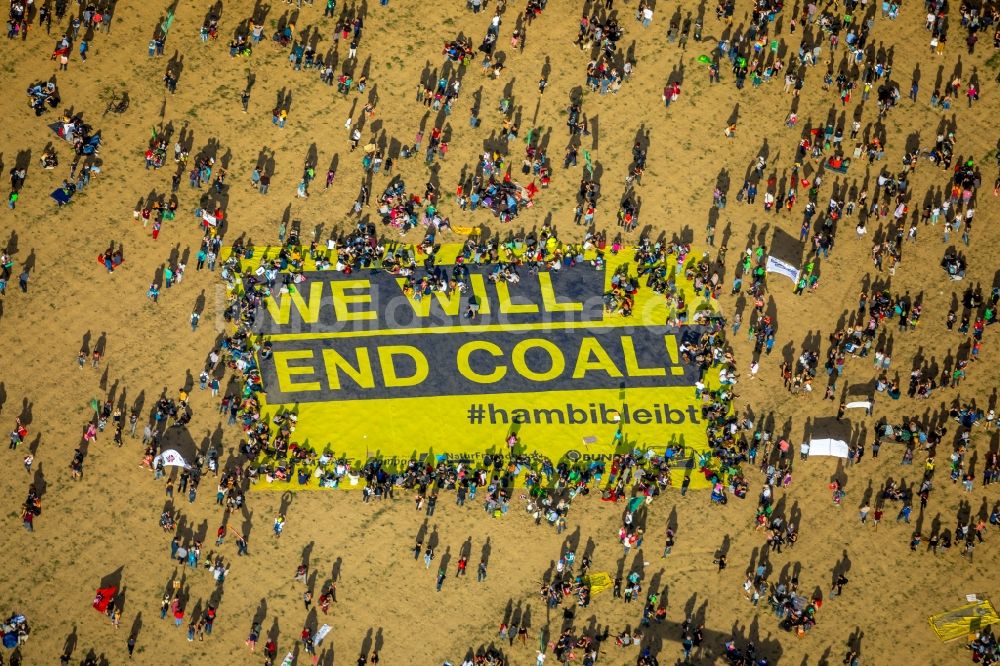 Hambach von oben - Teilnehmer einer politischen Protest- Demonstration gegen die Rodung des Waldstückes Hambacher Forst in Hambach im Bundesland Nordrhein-Westfalen, Deutschland