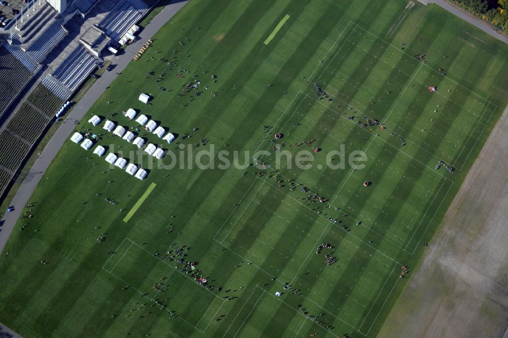 Luftaufnahme Berlin - Teilnehmer der Sportveranstaltung des Berliner Rugby Club e.V. auf dem Sportplatz Maifeld am Glockenturm in Berlin