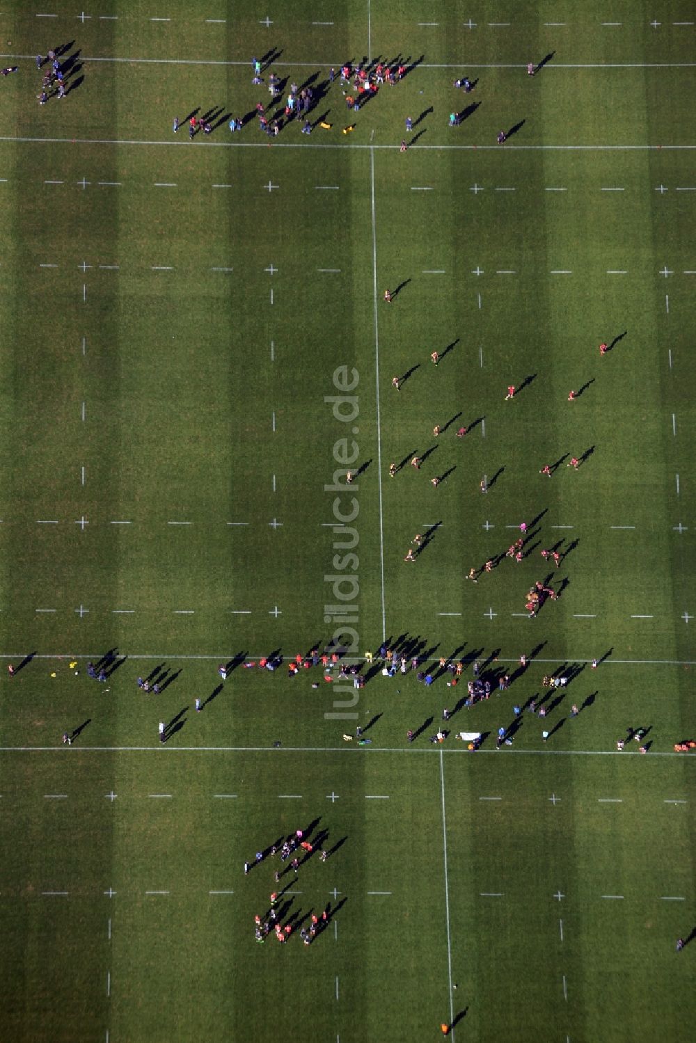 Berlin aus der Vogelperspektive: Teilnehmer der Sportveranstaltung des Berliner Rugby Club e.V. auf dem Sportplatz Maifeld am Glockenturm in Berlin