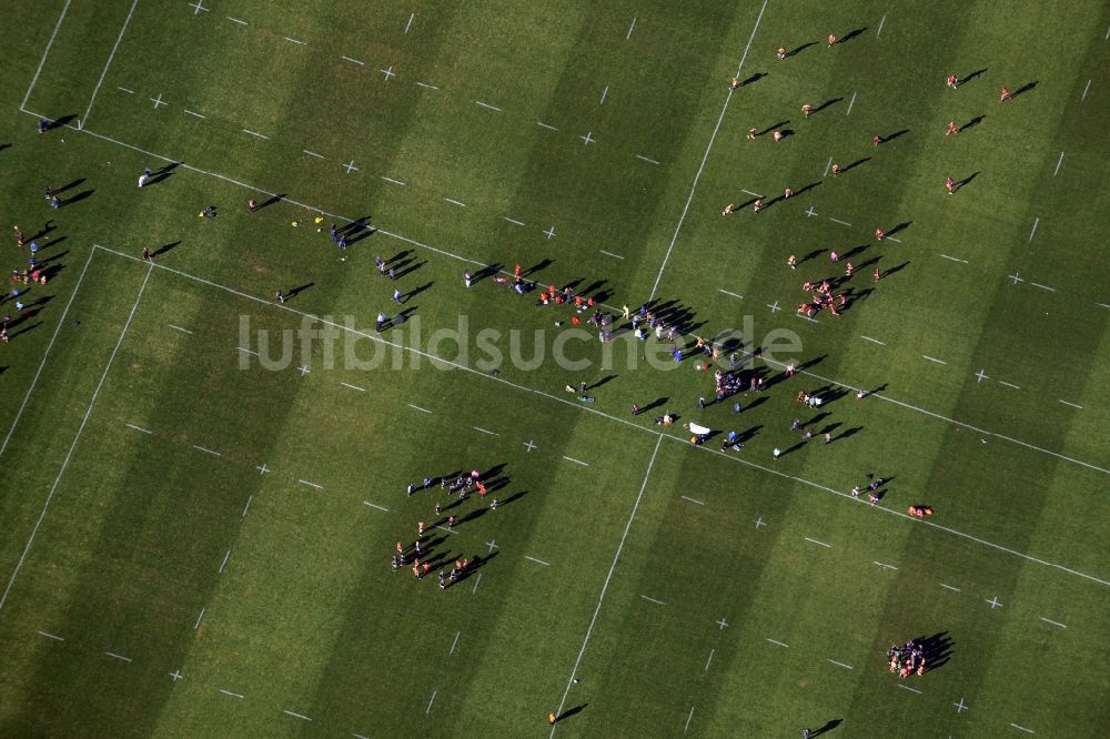 Luftbild Berlin - Teilnehmer der Sportveranstaltung des Berliner Rugby Club e.V. auf dem Sportplatz Maifeld am Glockenturm in Berlin