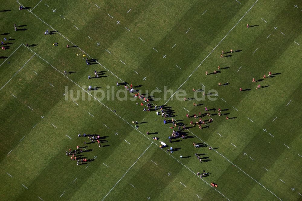 Luftaufnahme Berlin - Teilnehmer der Sportveranstaltung des Berliner Rugby Club e.V. auf dem Sportplatz Maifeld am Glockenturm in Berlin