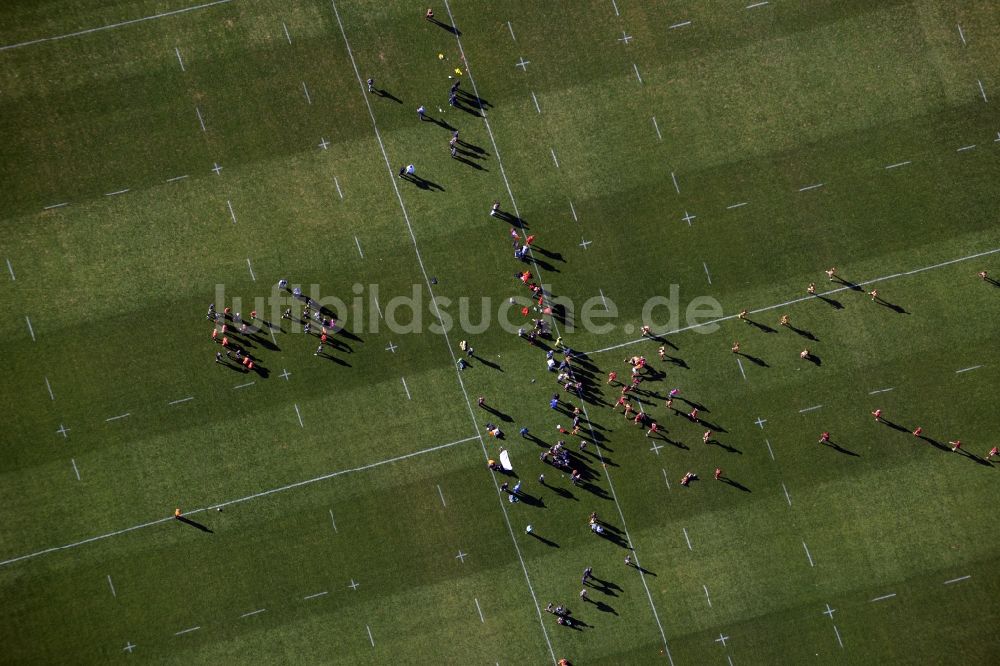 Berlin von oben - Teilnehmer der Sportveranstaltung des Berliner Rugby Club e.V. auf dem Sportplatz Maifeld am Glockenturm in Berlin