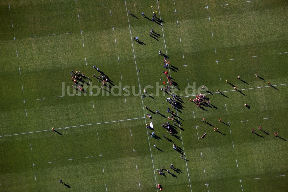 Berlin aus der Vogelperspektive: Teilnehmer der Sportveranstaltung des Berliner Rugby Club e.V. auf dem Sportplatz Maifeld am Glockenturm in Berlin