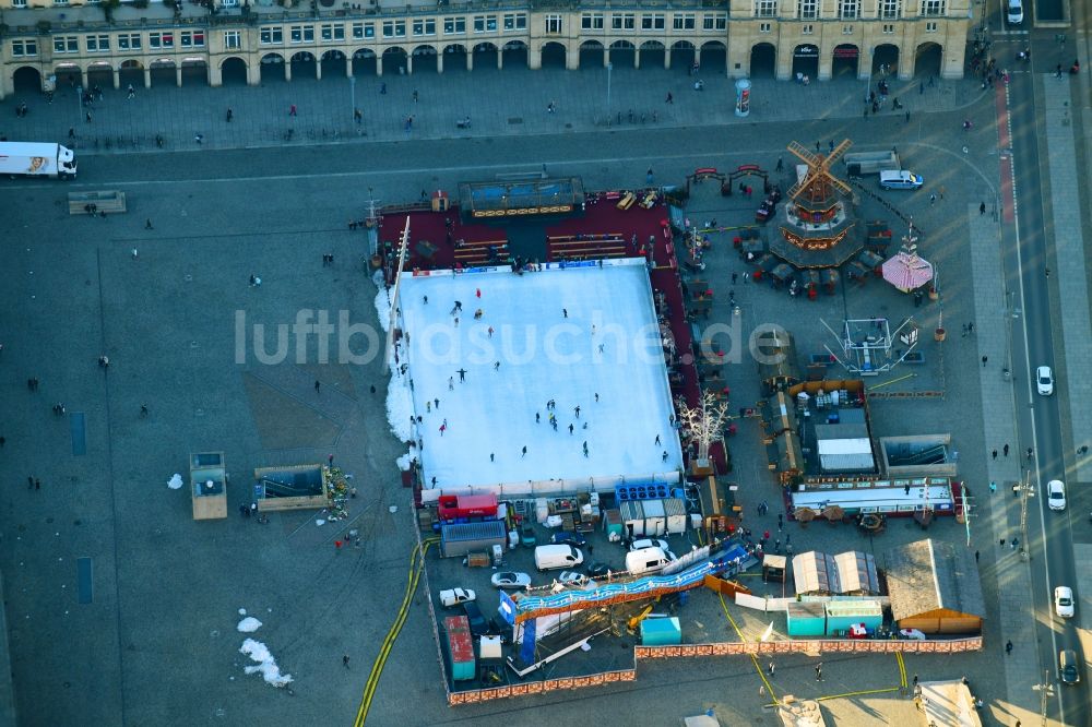 Dresden von oben - Teilnehmer der Sportveranstaltung „Dresdner Winterzauber“ auf dem Altmarkt auf dem Veranstaltungsgelände im Ortsteil Zentrum in Dresden im Bundesland Sachsen, Deutschland