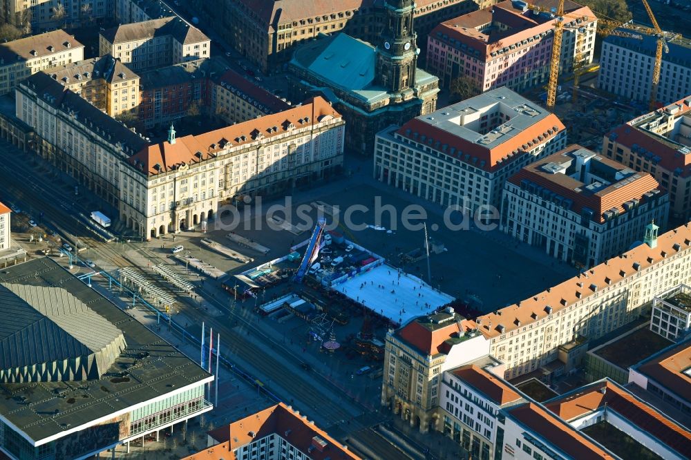 Luftaufnahme Dresden - Teilnehmer der Sportveranstaltung „Dresdner Winterzauber“ auf dem Altmarkt auf dem Veranstaltungsgelände im Ortsteil Zentrum in Dresden im Bundesland Sachsen, Deutschland