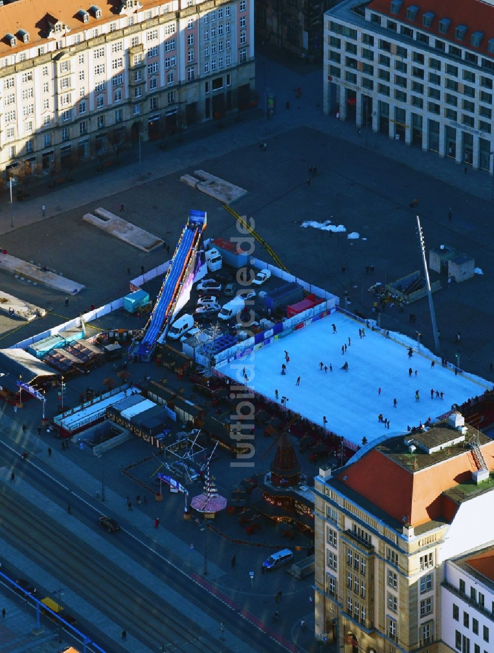 Dresden von oben - Teilnehmer der Sportveranstaltung „Dresdner Winterzauber“ auf dem Altmarkt auf dem Veranstaltungsgelände im Ortsteil Zentrum in Dresden im Bundesland Sachsen, Deutschland