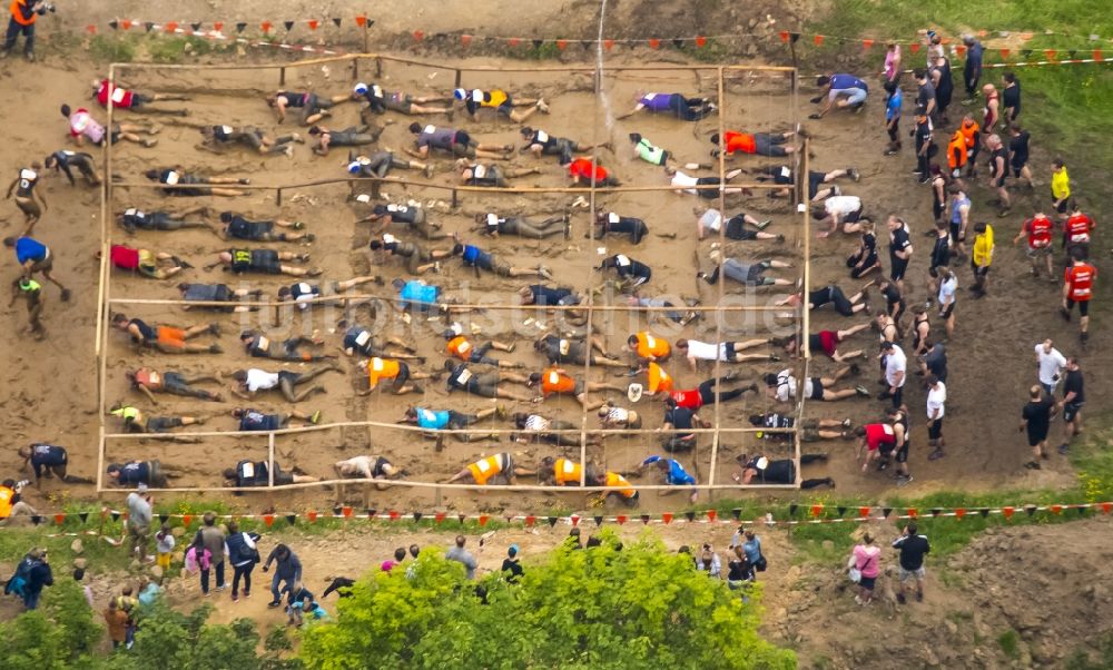 Luftbild Arnsberg - Teilnehmer der Sportveranstaltung Tough Mudder auf dem Veranstaltungsgelände in Arnsberg im Bundesland Nordrhein-Westfalen