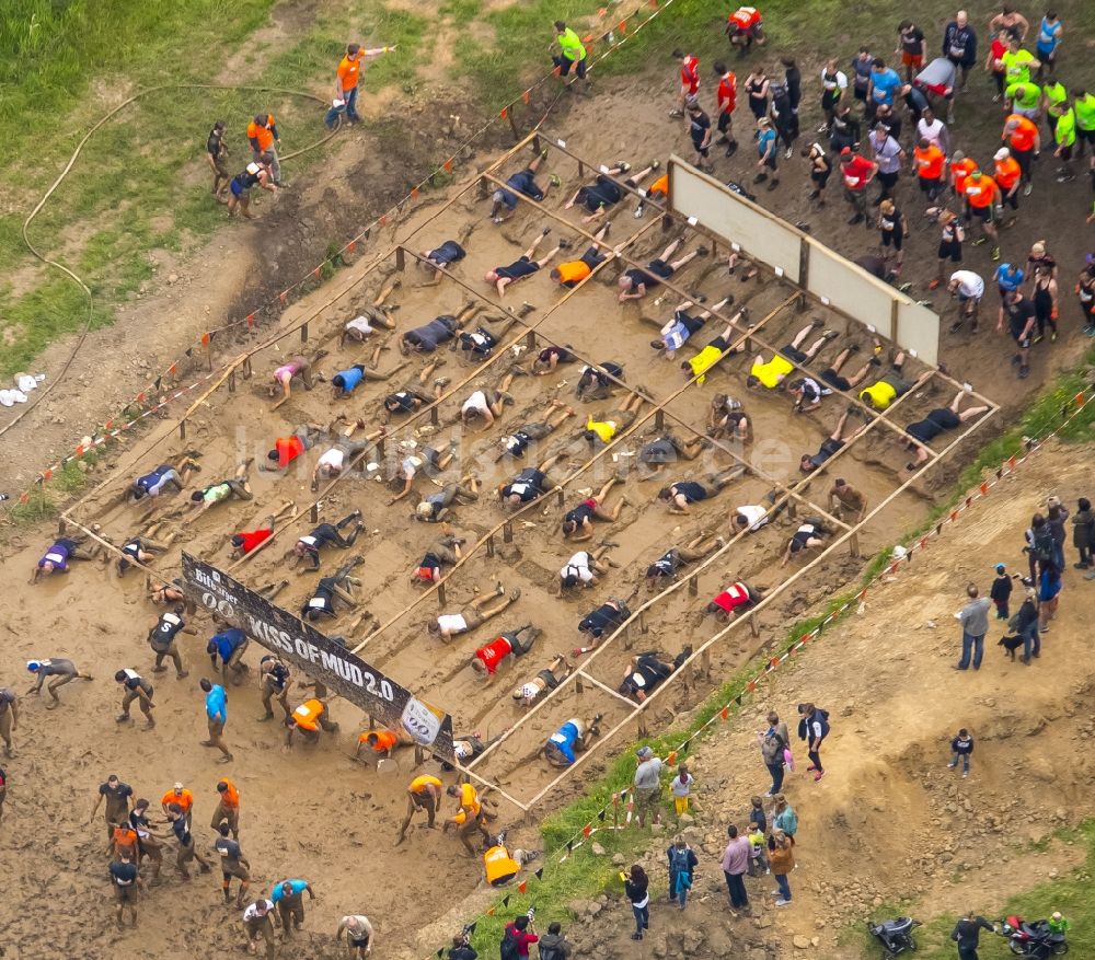 Luftbild Arnsberg - Teilnehmer der Sportveranstaltung Tough Mudder auf dem Veranstaltungsgelände in Arnsberg im Bundesland Nordrhein-Westfalen