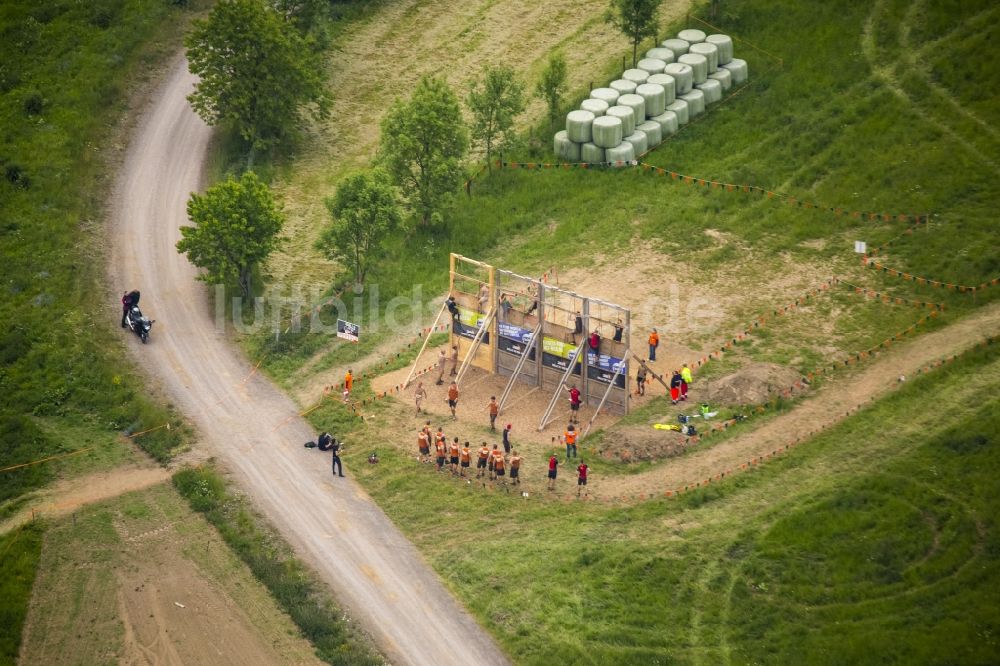 Luftaufnahme Arnsberg - Teilnehmer der Sportveranstaltung Tough Mudder auf dem Veranstaltungsgelände in Arnsberg im Bundesland Nordrhein-Westfalen