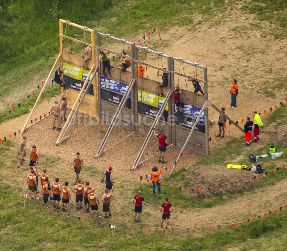 Arnsberg von oben - Teilnehmer der Sportveranstaltung Tough Mudder auf dem Veranstaltungsgelände in Arnsberg im Bundesland Nordrhein-Westfalen