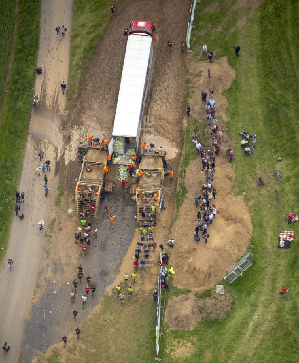 Luftaufnahme Arnsberg - Teilnehmer der Sportveranstaltung Tough Mudder auf dem Veranstaltungsgelände in Arnsberg im Bundesland Nordrhein-Westfalen