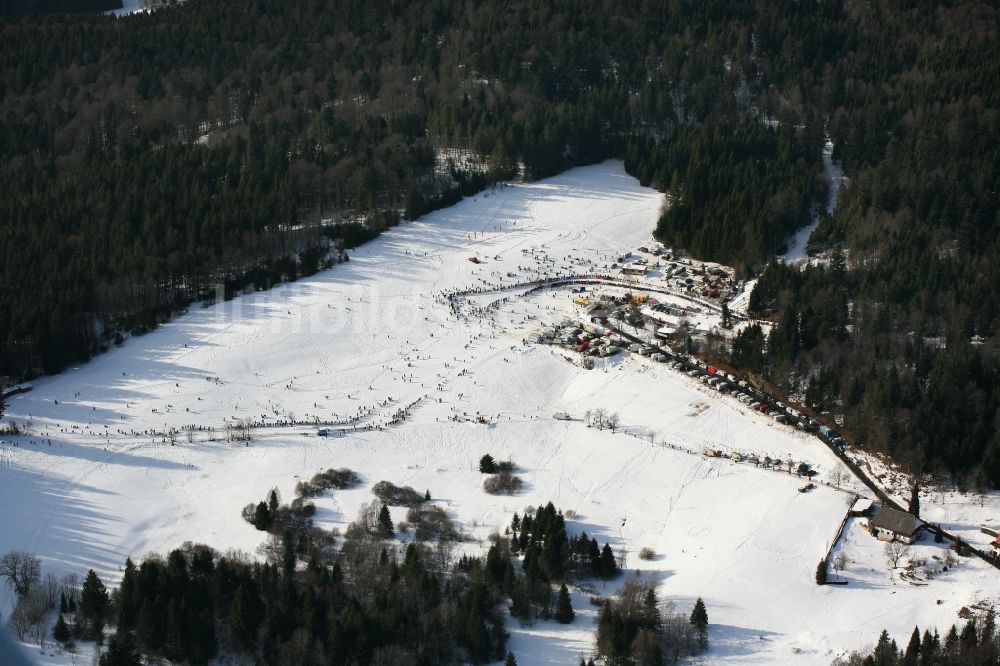 Luftaufnahme Todtmoos - Teilnehmer und Startbereich vom Schlittenhunderennen im Ortsteil Schwarzenbach in Todtmoos im Bundesland Baden-Württemberg