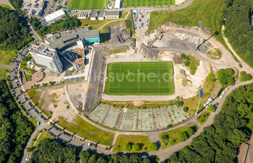 Luftbild Gelsenkirchen - Teilnehmer des Trainings auf dem Sportgelände Bundesligamannschaft S04 auf den Fußball- Trainingsplätzen an Charly's Schalker in Gelsenkirchen im Bundesland Nordrhein-Westfalen