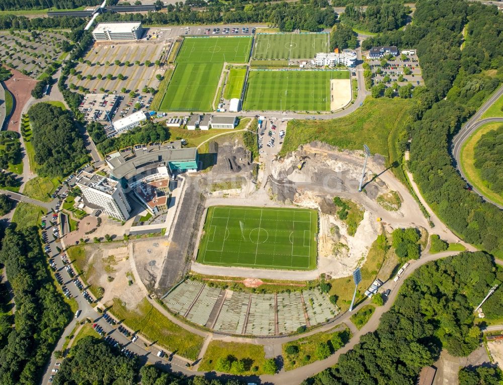 Luftaufnahme Gelsenkirchen - Teilnehmer des Trainings auf dem Sportgelände Bundesligamannschaft S04 auf den Fußball- Trainingsplätzen an Charly's Schalker in Gelsenkirchen im Bundesland Nordrhein-Westfalen