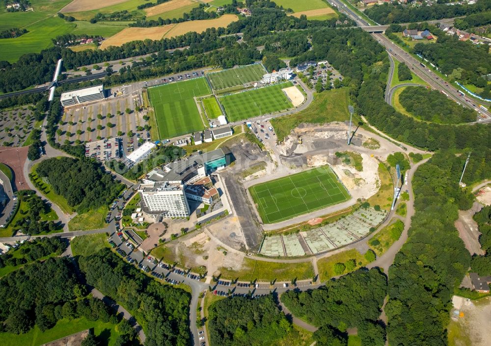 Gelsenkirchen von oben - Teilnehmer des Trainings auf dem Sportgelände Bundesligamannschaft S04 auf den Fußball- Trainingsplätzen an Charly's Schalker in Gelsenkirchen im Bundesland Nordrhein-Westfalen