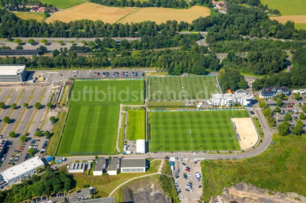 Gelsenkirchen aus der Vogelperspektive: Teilnehmer des Trainings auf dem Sportgelände Bundesligamannschaft S04 auf den Fußball- Trainingsplätzen an Charly's Schalker in Gelsenkirchen im Bundesland Nordrhein-Westfalen