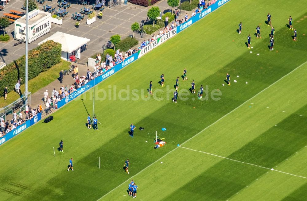 Luftbild Gelsenkirchen - Teilnehmer des Trainings auf dem Sportgelände Bundesligamannschaft S04 auf den Fußball- Trainingsplätzen an Charly's Schalker in Gelsenkirchen im Bundesland Nordrhein-Westfalen