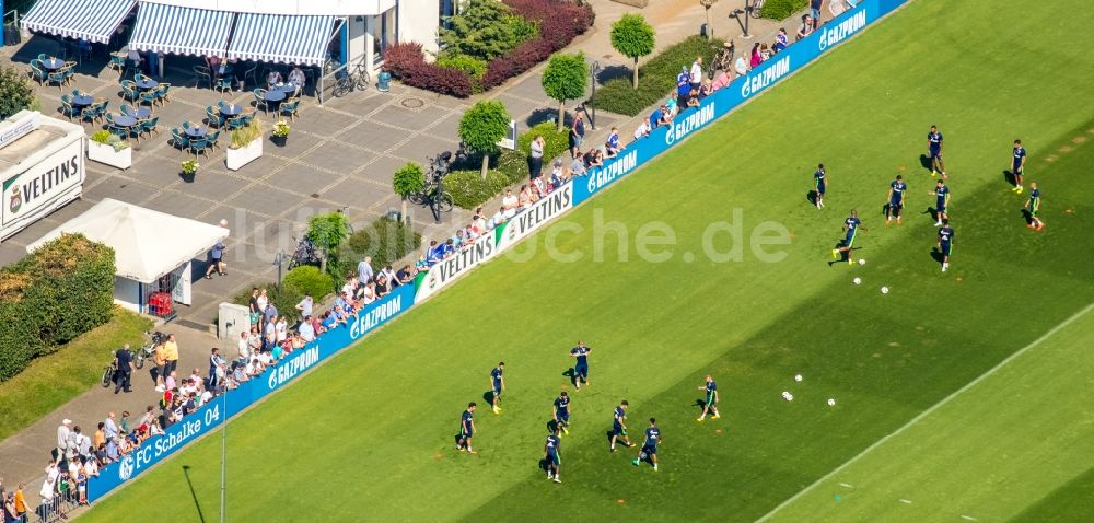 Luftaufnahme Gelsenkirchen - Teilnehmer des Trainings auf dem Sportgelände Bundesligamannschaft S04 auf den Fußball- Trainingsplätzen an Charly's Schalker in Gelsenkirchen im Bundesland Nordrhein-Westfalen