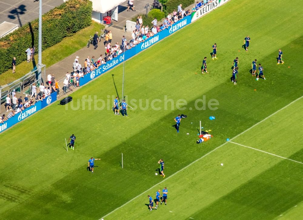 Gelsenkirchen von oben - Teilnehmer des Trainings auf dem Sportgelände Bundesligamannschaft S04 auf den Fußball- Trainingsplätzen an Charly's Schalker in Gelsenkirchen im Bundesland Nordrhein-Westfalen